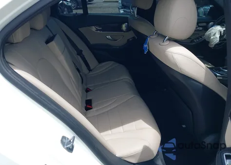 2019 Mercedes-Benz C 300 z USA, uszkodzony, nr VIN 55SWF8DB5KU296445